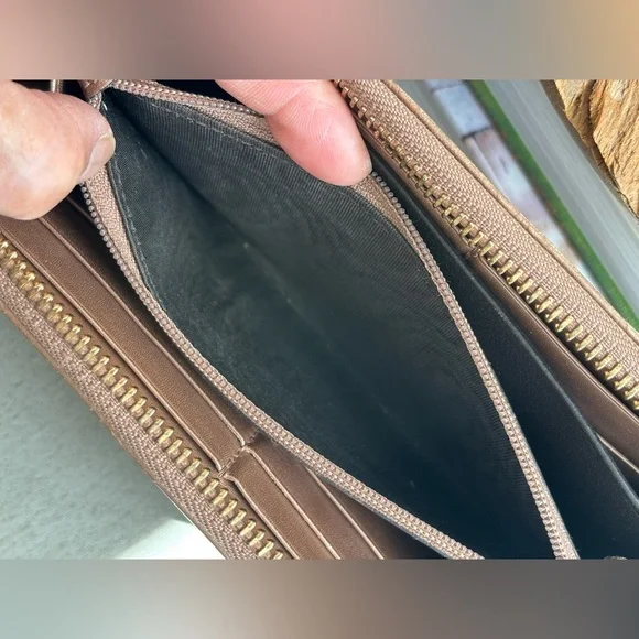 Gucci Metallic Zip-Around Leather Wallet - Picture 9 of 13